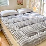 3.9-Inch Thick, Ultra-Soft Floor Mat, Japanese Style Futon Mattress, Compact Tatami Sleeping Pad, Hypoallergenic Down Filling, Ideal for Camping Trips, Guest Bedrooms, and King-Size Beds
